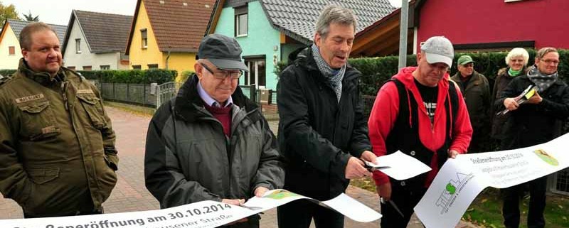 Bürgermeister Peter Müller mit Anwohner Horst Lengert und einem Vertreter der Baufirma