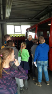 Waldemar Zillig zeigt den HistoryKids die heutige Feuerwehrtechnik (Foto: Babett Wiechmann)