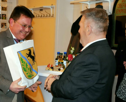 Martin Rother überreicht Geschenk an HGBV-Vorsitzenden Bernd Fischer (Foto: Hajo Eckert)