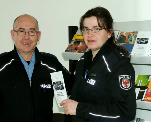 Revierpolizisten Armin Kaiser und Anja von Grzymala (Foto: Hajo Eckert)