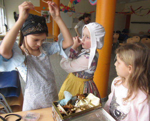 Theaterkinder verkleiden sich (Foto: Ute Hartmann)