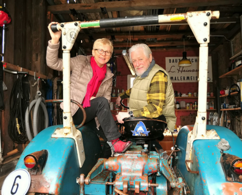 Ingrid Schleusener mit Bernd Heinzeller, ihrem Lebenspartner, der den Hanomag auf Vordermann bringen will. (Foto: Liane Protzmann)