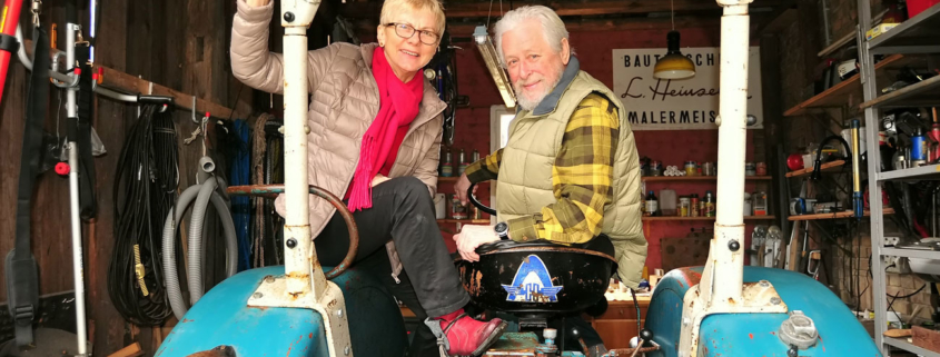 Ingrid Schleusener mit Bernd Heinzeller, ihrem Lebenspartner, der den Hanomag auf Vordermann bringen will. (Foto: Liane Protzmann)