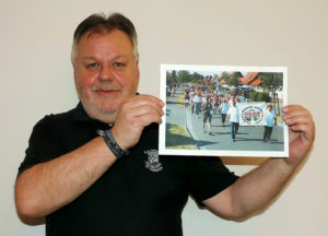 Wolfram Richter mit einem Foto des Festumzuges zum 80-jährigen Ortsjubiläums (Foto: Hajo Eckert)