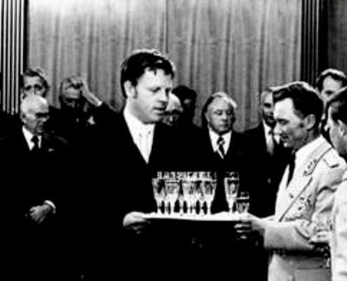 Lothar Herzog (Mitte) bediente im Staatsratsgebäude zu DDR-Zeiten bei Empfängen. (Foto: Archiv)