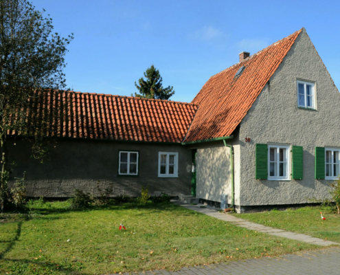 Birkenallee 35: Das Hauszeichen soll aber an der Frontseite angebracht werden, so wie oben es Britta und Jörgen Zumker zeigen. (Foto: Liane Protzmann)