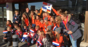 Oberhaveler Hockey-Kids begrüßen die Damen der holländischen WM-Nationalmannschaft am Flughafen Tegel (Foto: privat)