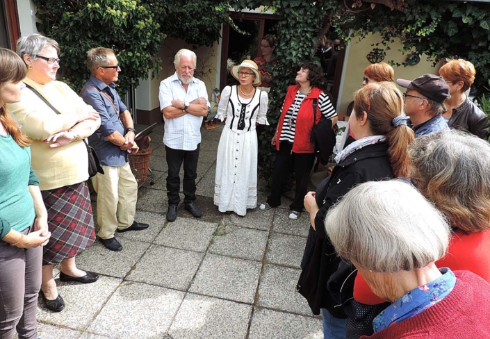 Dorfstraße 1: Ingrid Schleusener (mitte) und Bernd Heinzeler (links danaben) begrüßten die Gäste auf ihrem historischen Bauernhof. (Foto: hajo)
