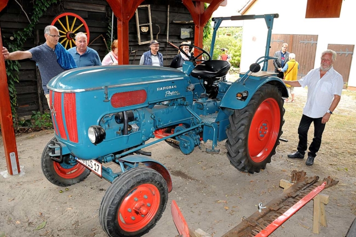 Dorfstraße 1: Der alte Traktor vom Typ Hanomag (Foto: hajo)