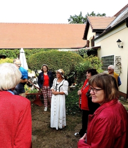 Dorfstraße 1: Ingrid Schleusener begeisterte ihre Gäste mit ihren Erzählungen über die Geschichte des Hofes. (Foto: hajo)