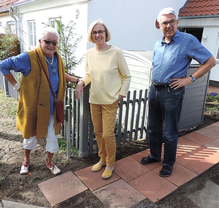 Straße der Jungen Pioniere 14: Die Gastgeber mit LJ-Redakteurin Liane Protzmann, Ideengeberin und Initiatorin des Rundgangs (Foto: hajo)