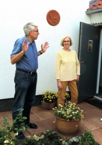 Straße der Jungen Pioniere 14: Die Eheleute Dietrich und Annette Dorn-Baltes begrüßen die Teilnehmer des Rundganges (Foto: hajo)